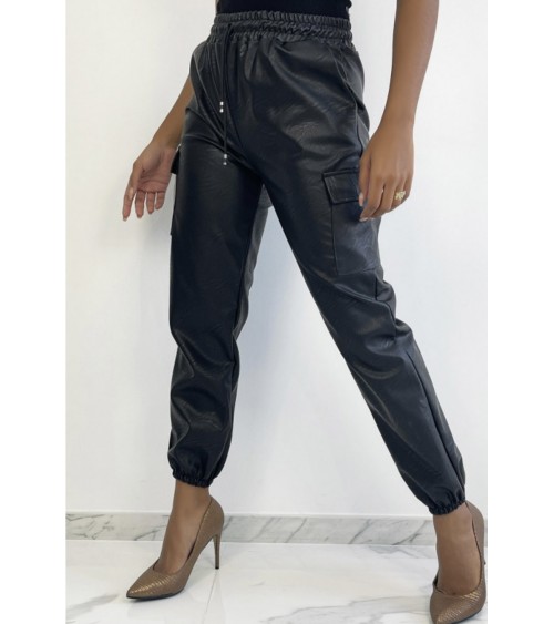 Pantalon cargo en simili noir